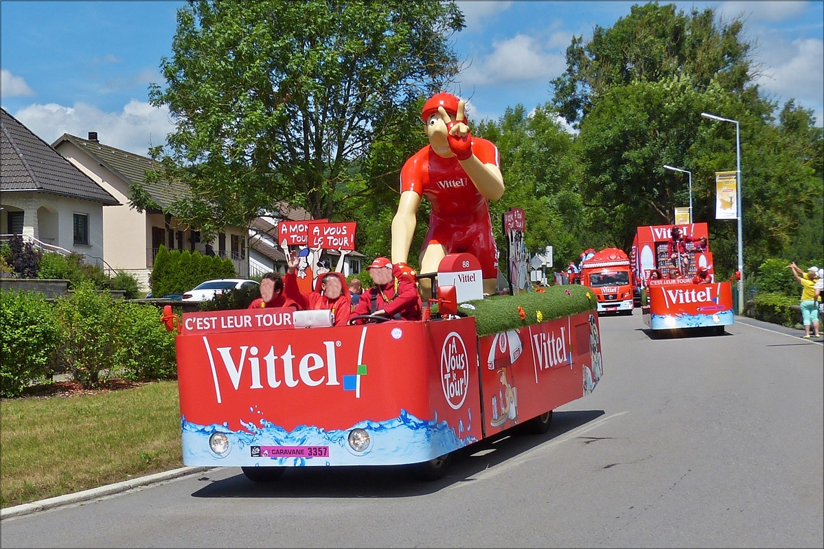 Unbekannte fahrzeug als Werbetrger einer franzsichen Wassermarke, als Begleitfahrzeuge der Tour de France am 03.07.17 durch Luxemburg.