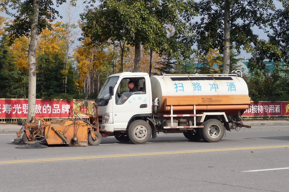Und geschafft - der von hinten herannahende Bus kann gerade noch auf die Gegenfahrbahn ausweichen...
Straenreinigungsfahrzeug in Shouguang, 6.11.11