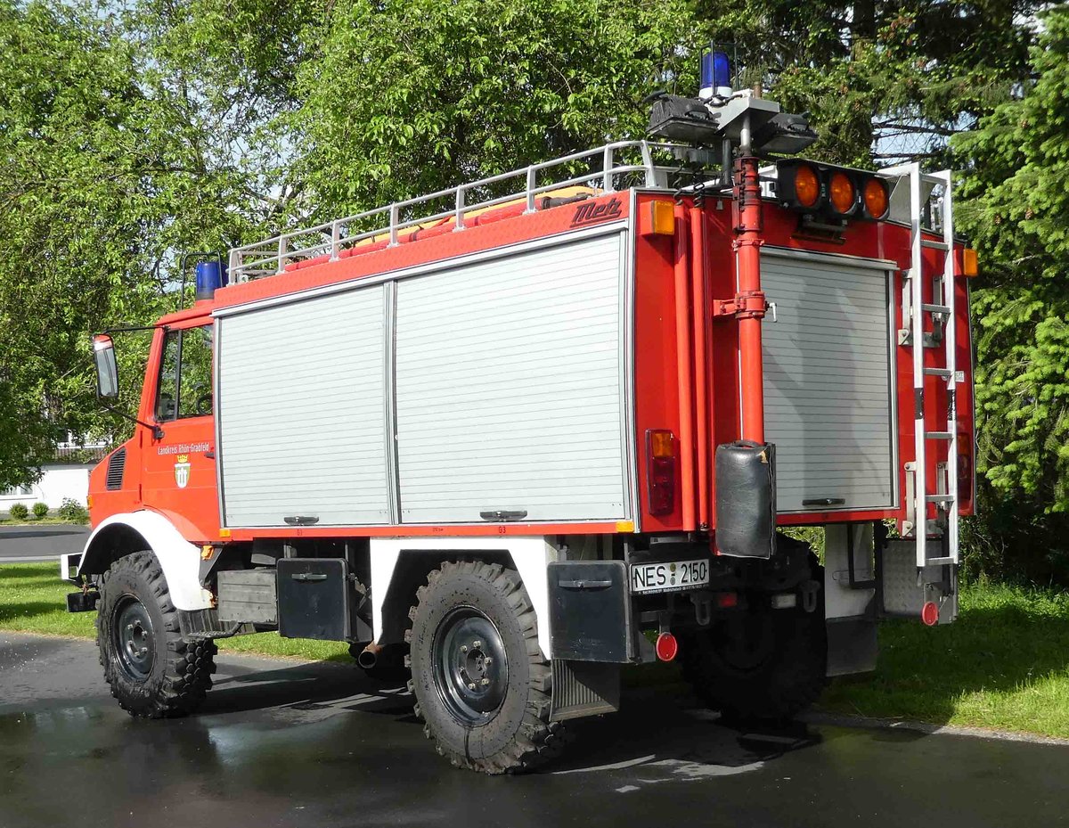 =Unimog 1300 L als Rüstwagen vom Landkreis Rhön-Grabfeld, gesehen beim Fladunger Sommernachtsfest im Juni 2019