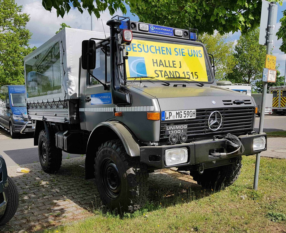 =Unimog 1300 L der Firma BLAULICHTVERKAUF, abgestellt auf dem Parkplatzgelände der RettMobil 2022 in Fulda, 05-2022
