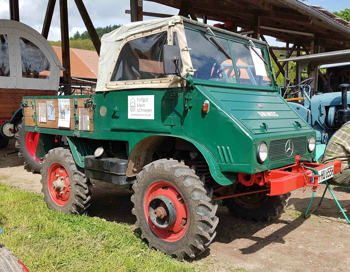 =Unimog 401 steht auf dem Ausstellungsgelände der Traktorfreunde Wiershausen am Klostergut Hilwartshausen, 05-2023