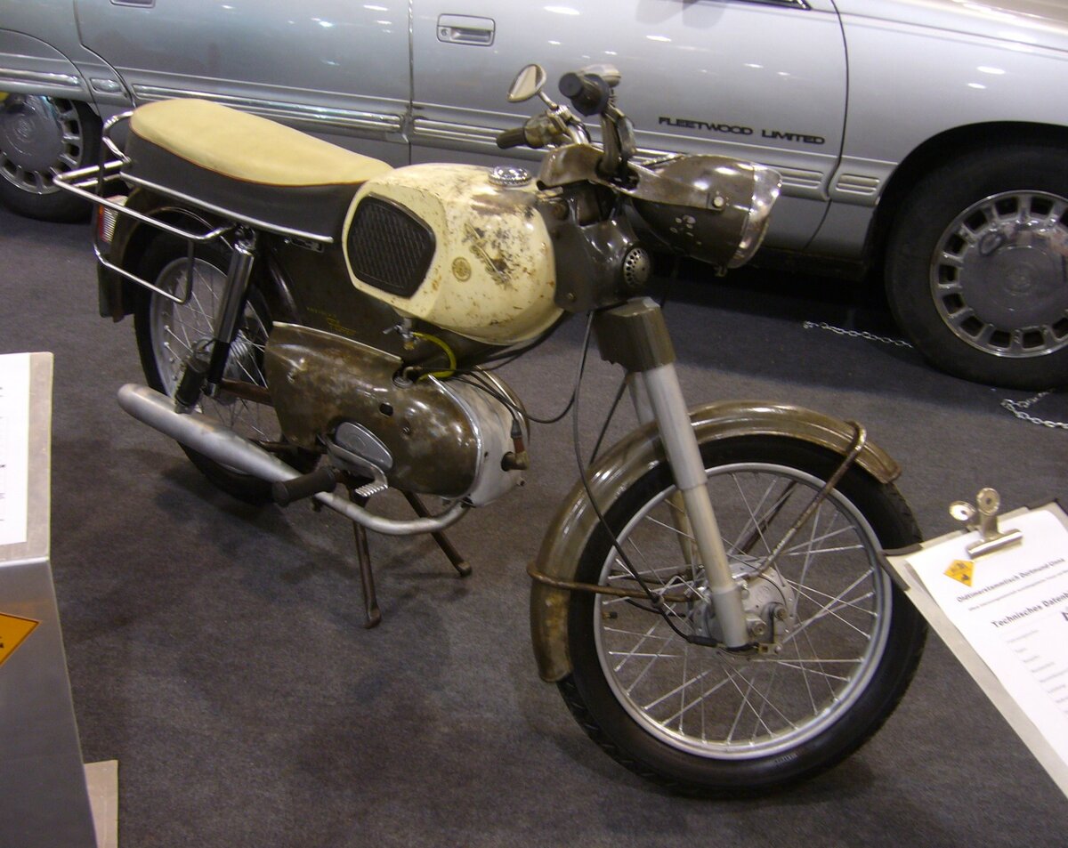 Unrestauriertes Kreidler K54/52 D Mokick aus dem Jahr 1971. Die Firma Kreidler aus dem Kornwestheim bei Stuttgart vertrieb ab 1951 Mopeds, Mokicks und Kleinkrafträder in der 50 cm³-Klasse. Das hier gezeigte Mokick in der Farbkombination anthrazitmetallic/neapelbeige wurde 1971 ausgeliefert. Das Mokick konnte wahlweise mit einer Dreigang-Hand- oder Fußschaltung bestellt werden. Der gebläsegekühlte Einzylinderzweitaktmotor hat einen Hubraum von 49 cm³ und leistet 2,9 PS. Ein solches Mokick kostete 1971 mit Handschaltung DM 1.256,00 und mit der sportlicheren Fußschaltung DM 1.282,00. Als Sonderzubehör konnte noch ein Beinschild zum Aufpreis von DM 42,18 geordert werden. Essen Motorshow am 06.12.2023.