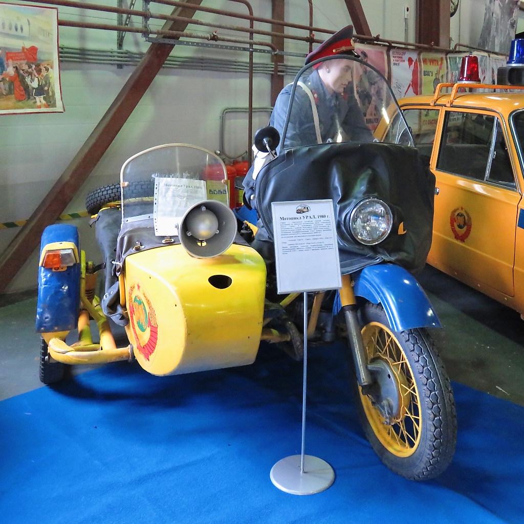 URAL Motorrad mit Beiwagen, Baujahr 1980, in einem kleinen Technikmuseum, dem музей ретро техники, im Малая Октябрьская железная дорога Depot in Pushkin, 19.8.17