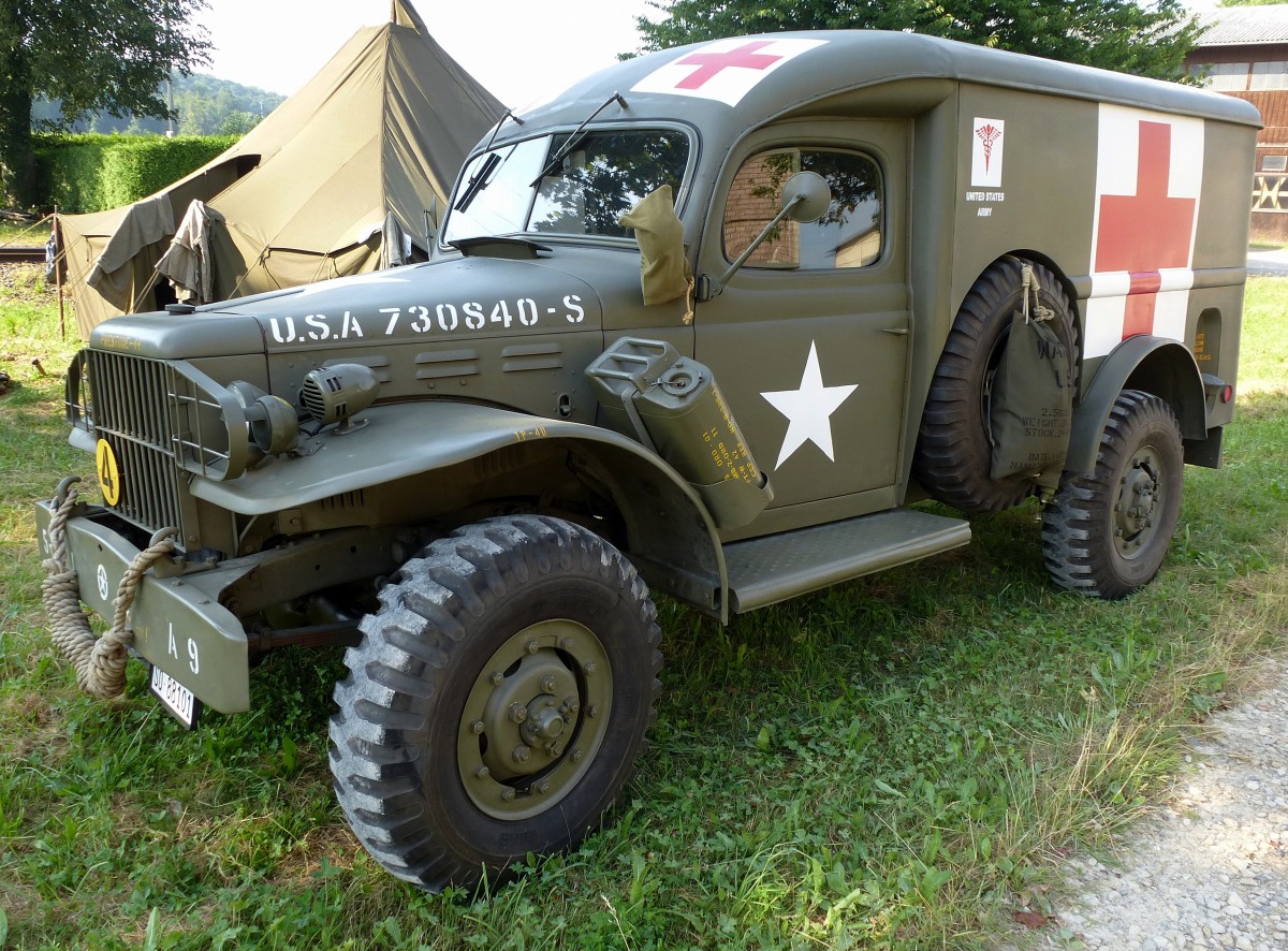Us-amerikanischer Militrkrankenwagen der Firma Dodge beim 6.Int.Militrfahrzeugtreffen im Schweizerischen Militrmuseum Full, Juli 2015
