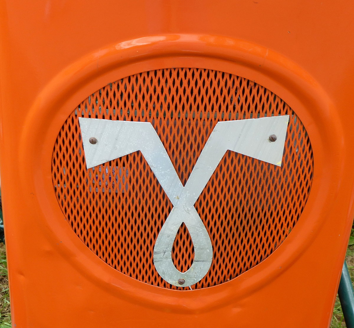 V Vendeuvre, Symbol am Khler eines Oldtimer-Traktors von 1959 aus Frankreich, die Firma wurde vor dem II.Weltkrieg gegrndet und 1959 von der US-amerikanischen Firma Allis-Chalmers bernommen, Mai 2016