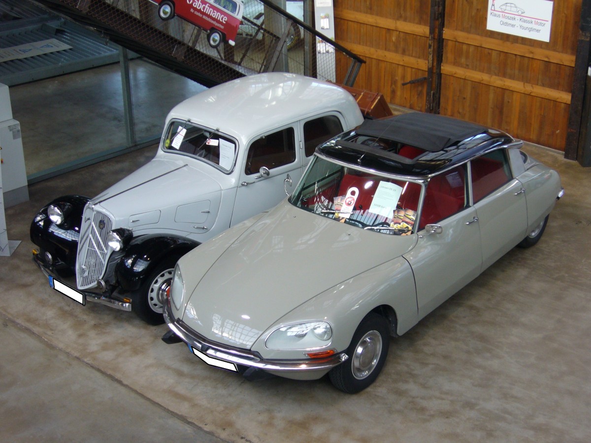 Vater und Sohn. Traction Avant von 1938 und eine DS 19 von 1967 stehen nebeneinander und warten auf Käufer. Classic Remise Düsseldorf am 31.10.2015.
