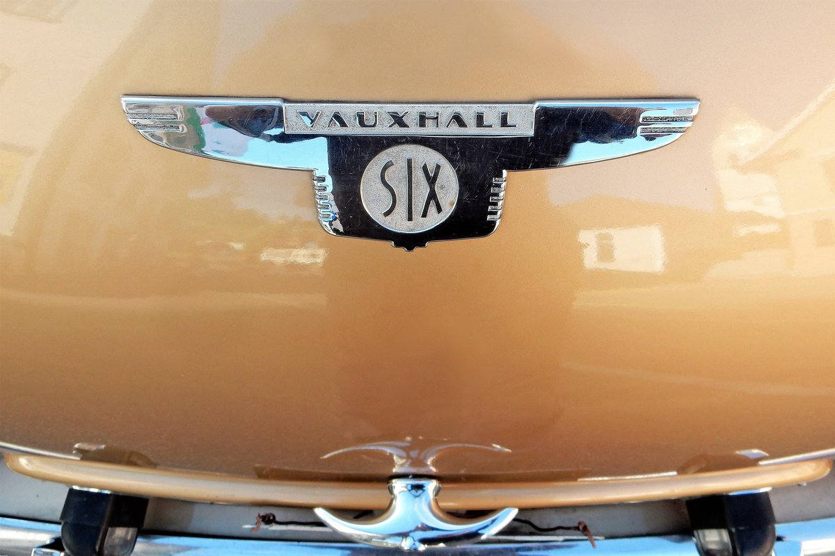 Vauxhall Six Velox, Modell LIP (1948-1951), Logo auf der Kofferraumklappe - 18.07.2018