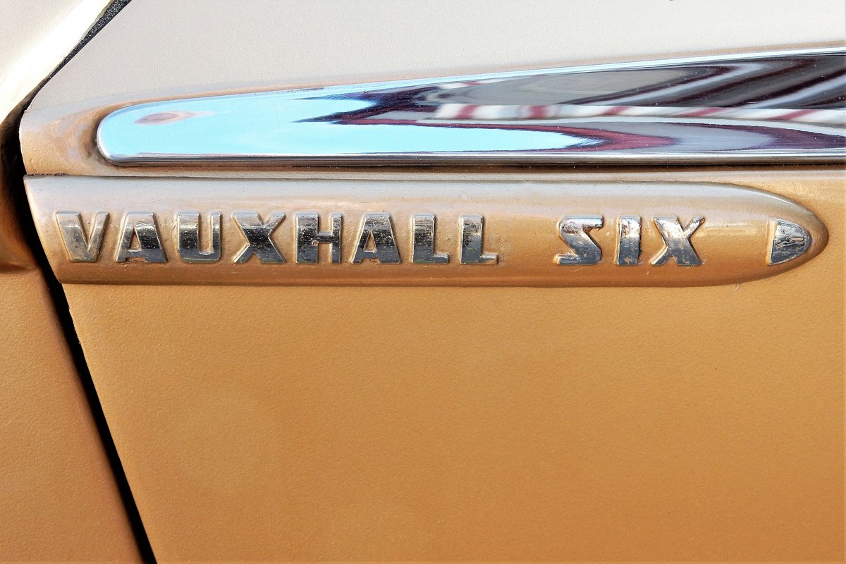 Vauxhall Six Velox, Modell LIP (1948-1951), Logo auf der seitlichen Motorhaube - 18.07.2018