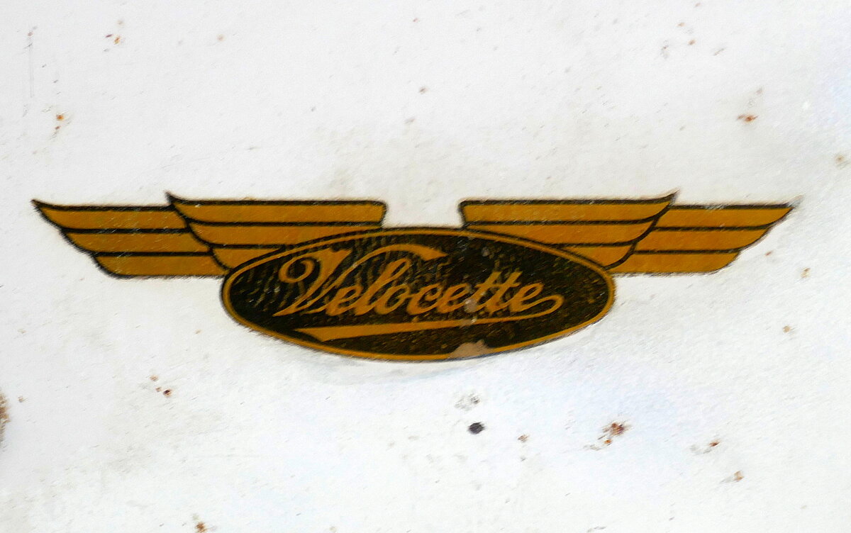 Velocette, Firmenzeichen an einem Motorrad von 1966, die englische Motorrad-und Autofabrik bestand von 1901-71, Breig' Motorrad-und Spielzeugmuseum, Sept.2021