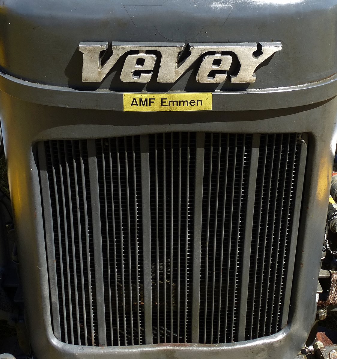 Vevey, Schriftzug am Khler eines Oldtimer-Traktors der ehemaligen Fahrzeugbaufirma aus der Schweiz, Sept.2017