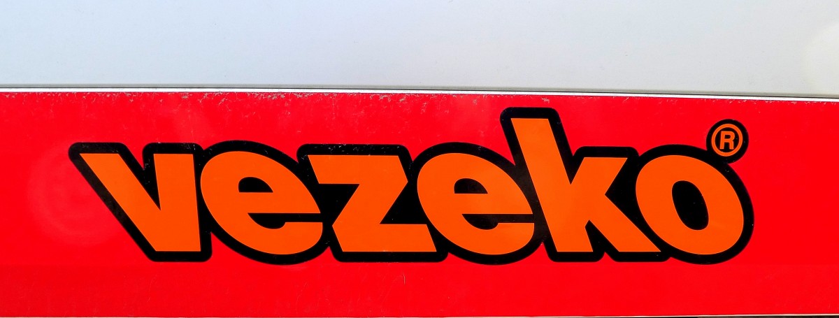 vezeko, Schriftzug an einem Auto-Anhnger, 1996 gegrndetes Unternehmen in der Tschechischen Republik fr Fahrzeugaufbauten und Anhnger, Mai 2015