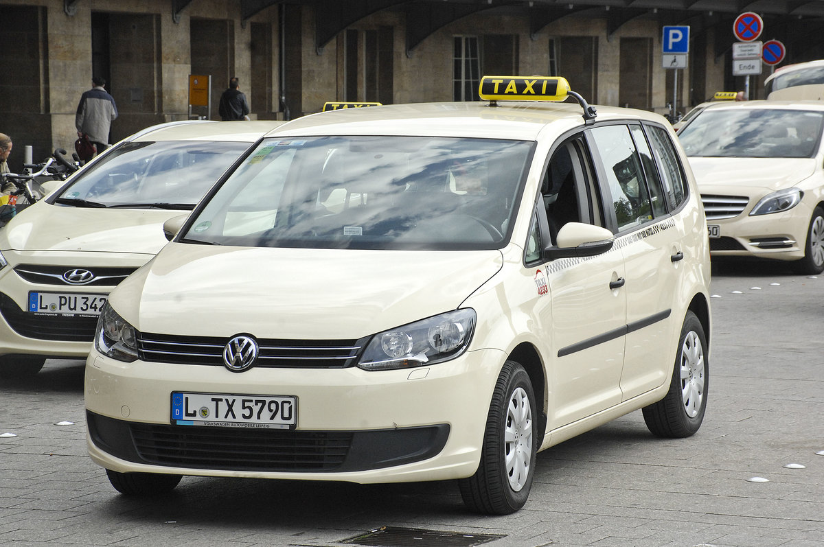 Volkswagen Touran am Taxi Halteplatz vor dem Leipziger Hauptbahnhof. Aufnahme: 1. Maj 2017.