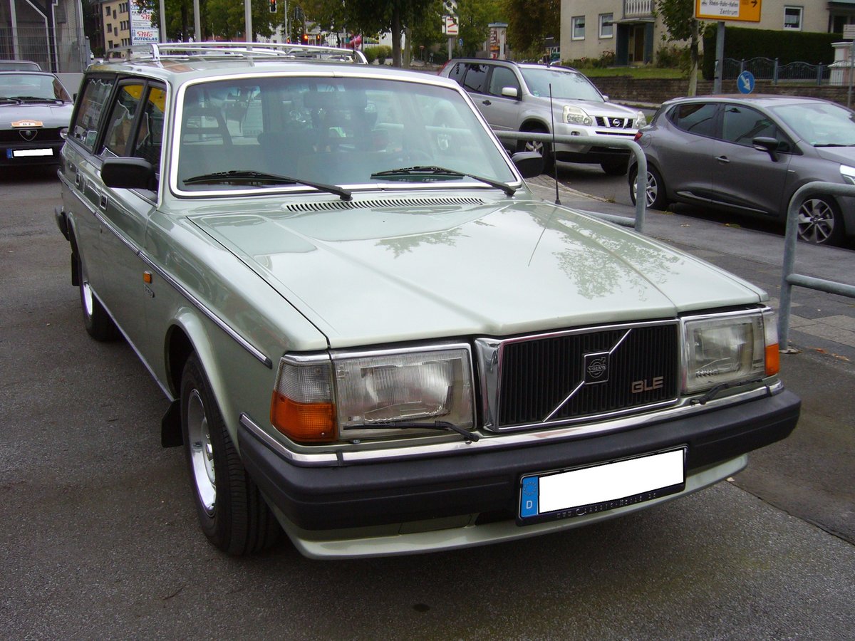 Volvo 245GLE aus dem Modelljahr 1984. Angetrieben wird das  Dickschiff  von einem Vierzylinderreihenmotor, der aus einem Hubraum von 2127 cm³ eine Leistung von 117 PS erbringt. 6. Saarner Oldtimer Cup am 08.09.2019 in Mülheim an der Ruhr.