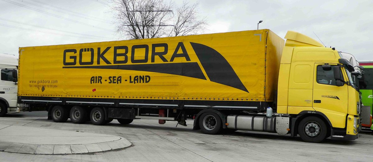 =Volvo 460-Sattelzug der Spedition GÖKBORA steht auf einem Rastplatz an der A 3 im November 2017