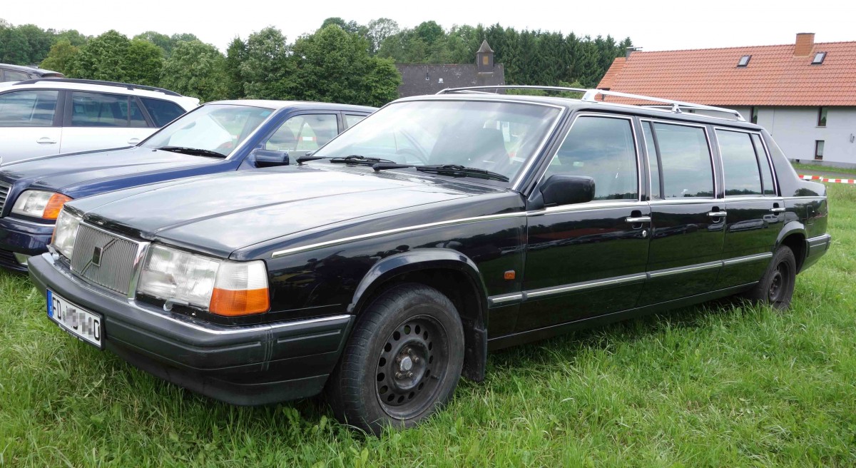 Volvo, 6-türig, gesehen auf dem Besucherparkplatz der Oldtimerausstellung in Ebersburg, Juni 2014