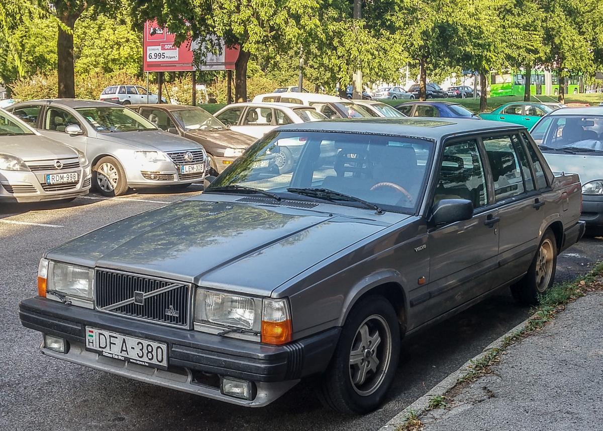 Volvo 740, fotografiert in August, 2019. Standort: Pécs (HU)