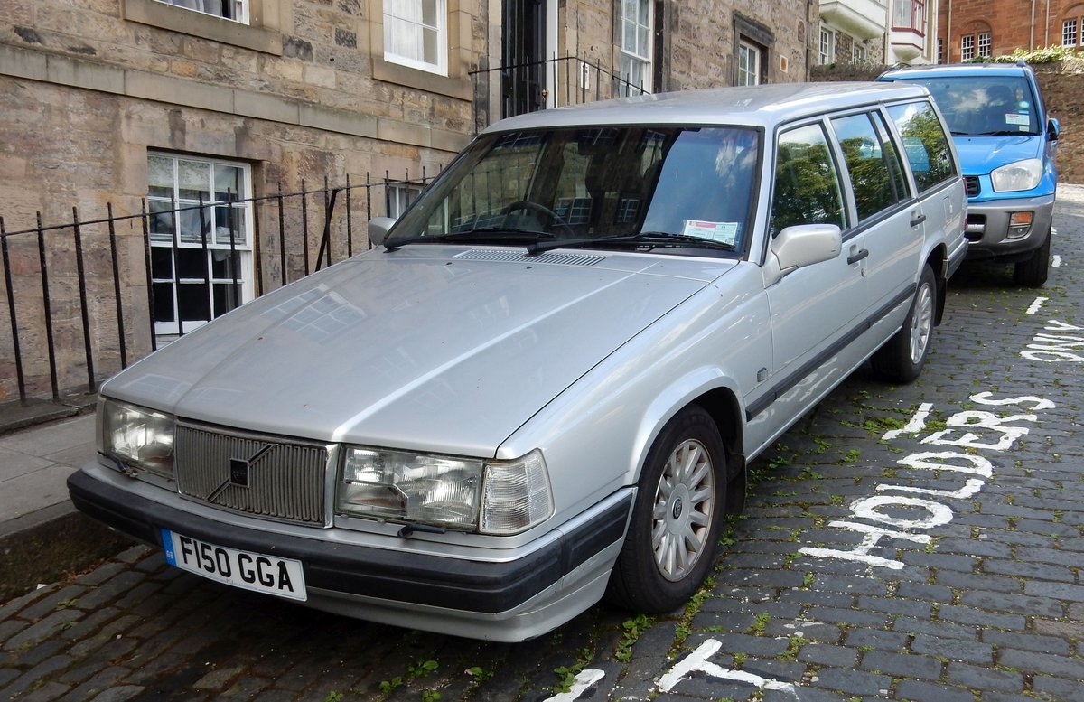Volvo 940 Kombi (gebaut von 1990-1996) am 02.06.17 im Zentrum von Edinburgh