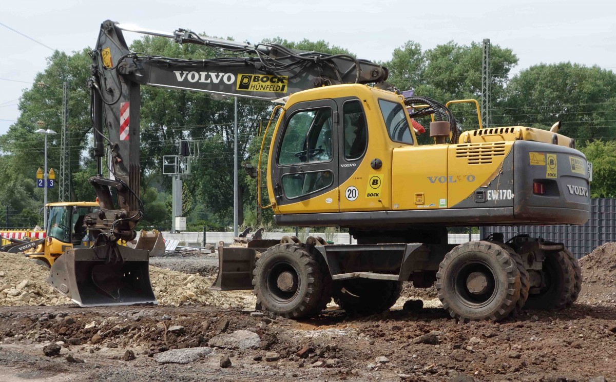 Volvo EW 170 der Firma Bock steht an der  Baustelle Bahnhof  der Konrad-Zuse-Stadt Hünfeld, Juli 2015