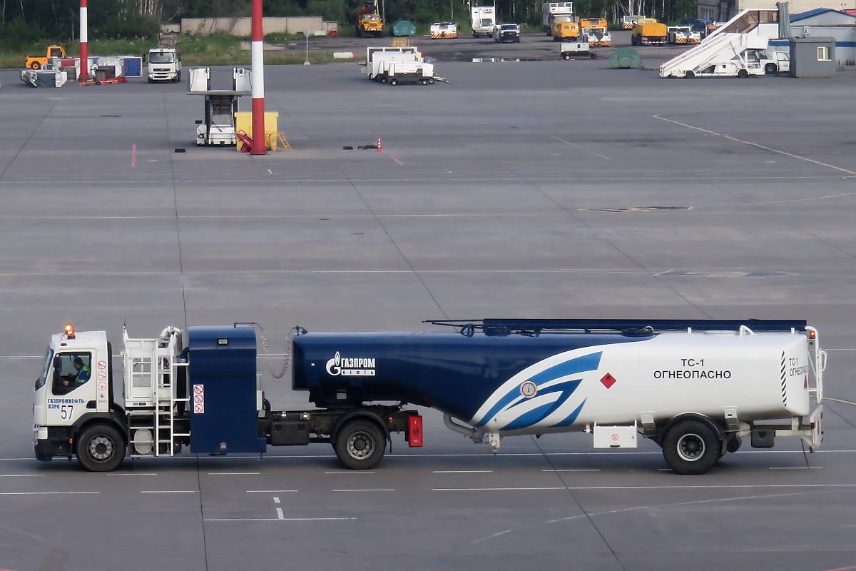 Volvo FE mit Tankauflieger auf dem Аэропорт Пулково (Flughafen Pulkovo, LED), 21.7.17