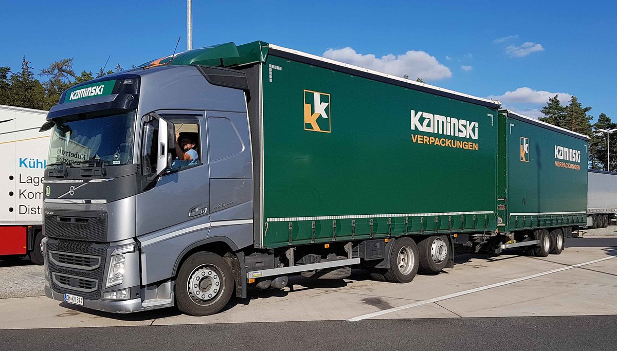 =Volvo FH 420-Hängerzug von KAMINSKI-Verpackungen steht auf einem Rastplatz an der A 7, 08-2020