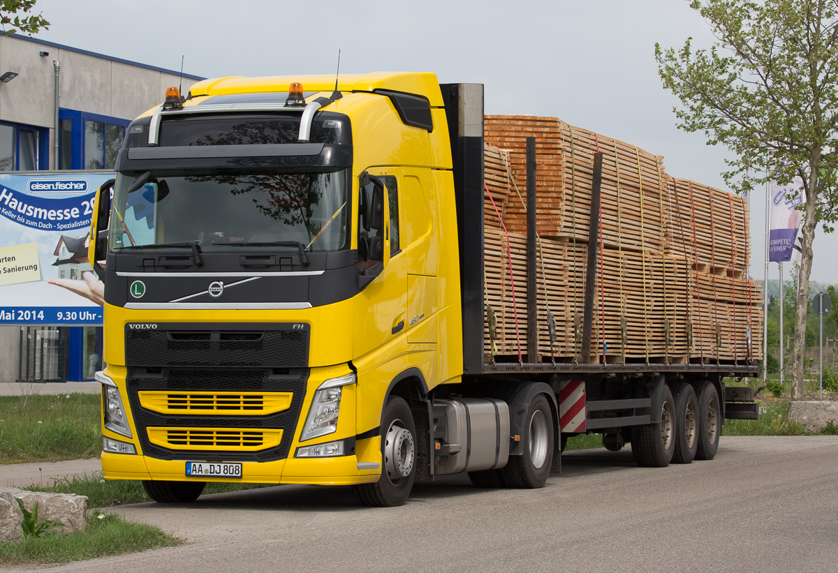Volvo FH 460 steht mit einer Ladung Holzbretter in einem Industriegebiet in Crailsheim, 01.05.2014
