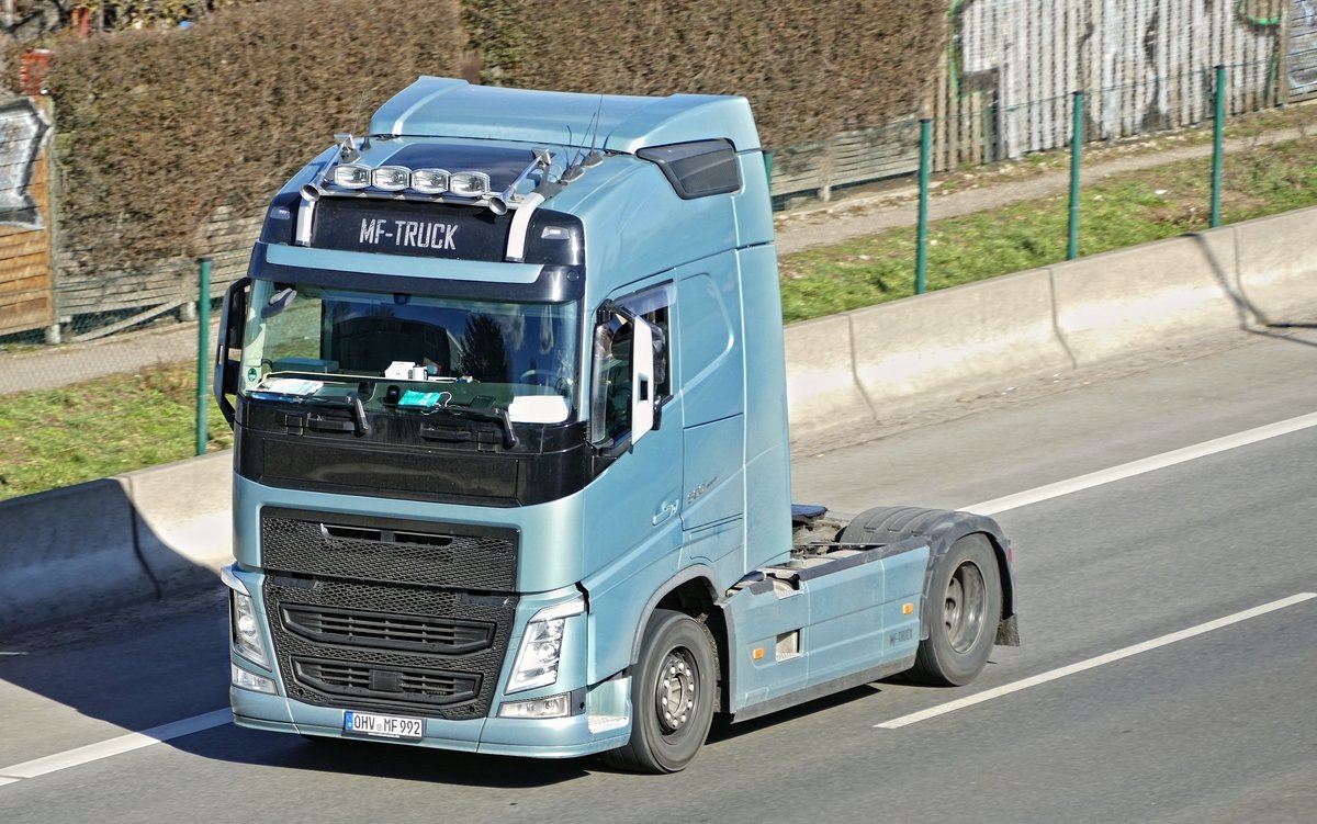 Volvo FH 500- Sattelzugmaschine von ''MF-Truck'', Berlin, Stadtautobahn im März 2021.