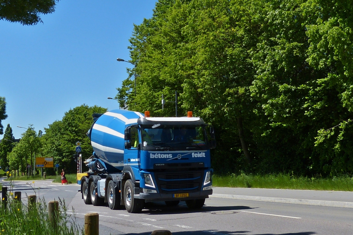 Volvo FH Betonmischer LKW auf dem Weg zu einer Baustelle. 06.2021