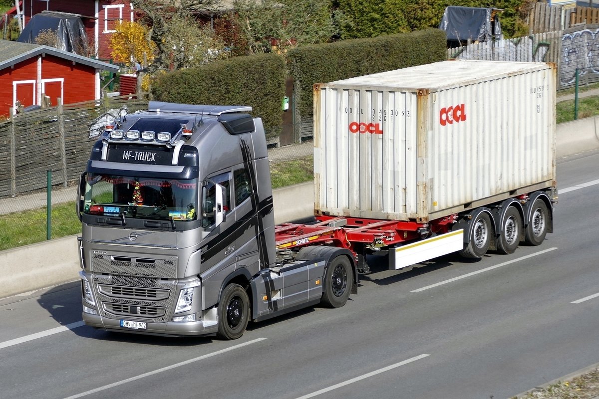 Volvo FH -Containerauflieger von 'MF -Truck'. Berlin -Stadtautobahn im März 2020.