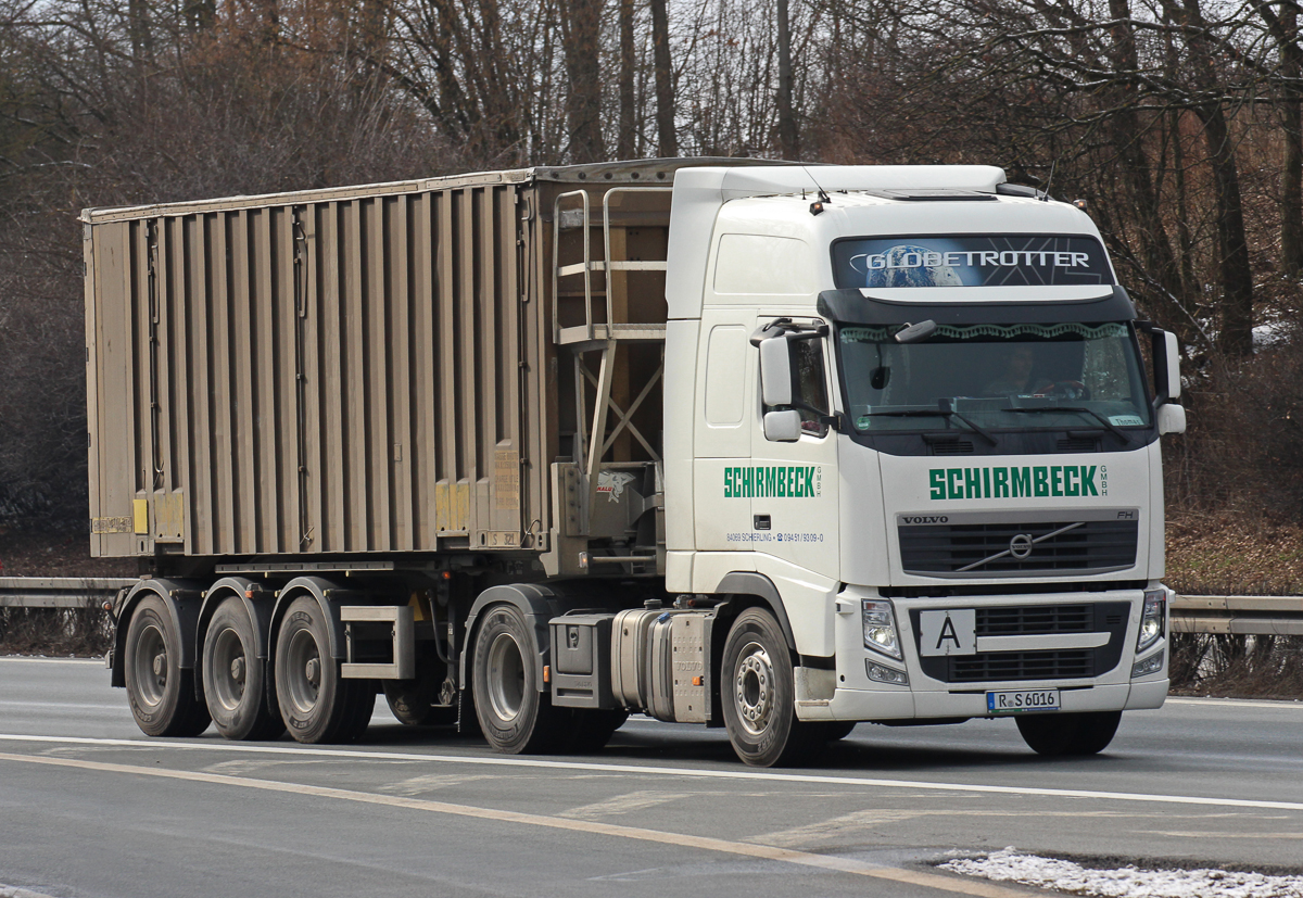 Volvo FH mit Containerauflieger von Schirmbeck unterwegs auf der BAB 6 bei Neuendettelsau, 13.03.2013