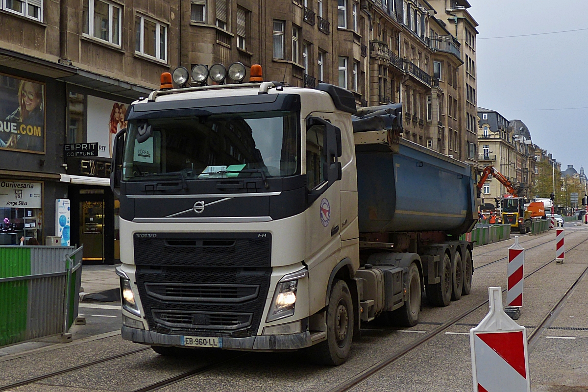 Volvo FH, mit Kipperauflieger, in den Straßen der Stadt Luxemburg unterwegs.  18.11.2020