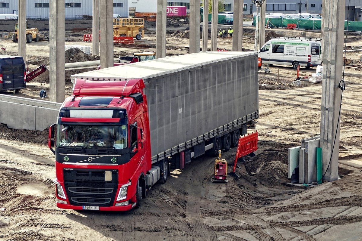 Volvo FH -Sattelzug auf einer Berliner Baustelle im Dezember 2018.