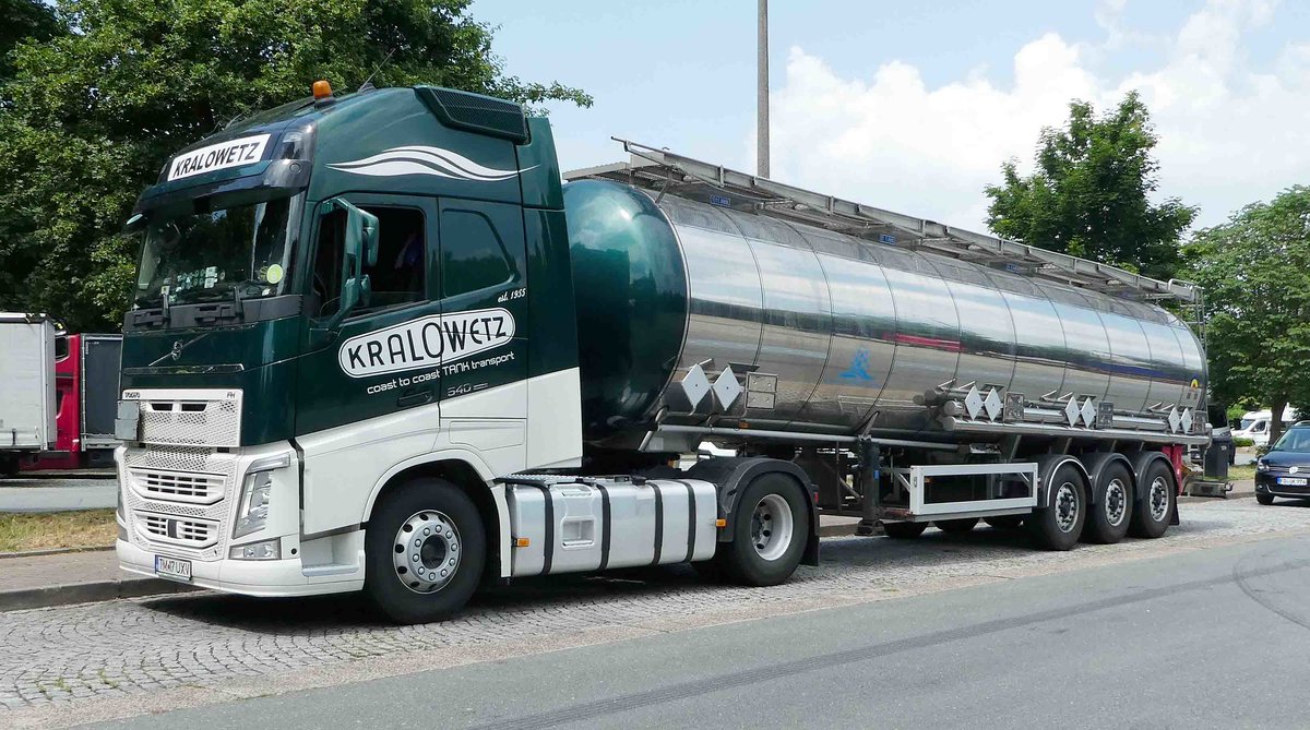 =Volvo FH-Tanksattelzug von KRALOWETZ rastet im Juni 2018 an der A7