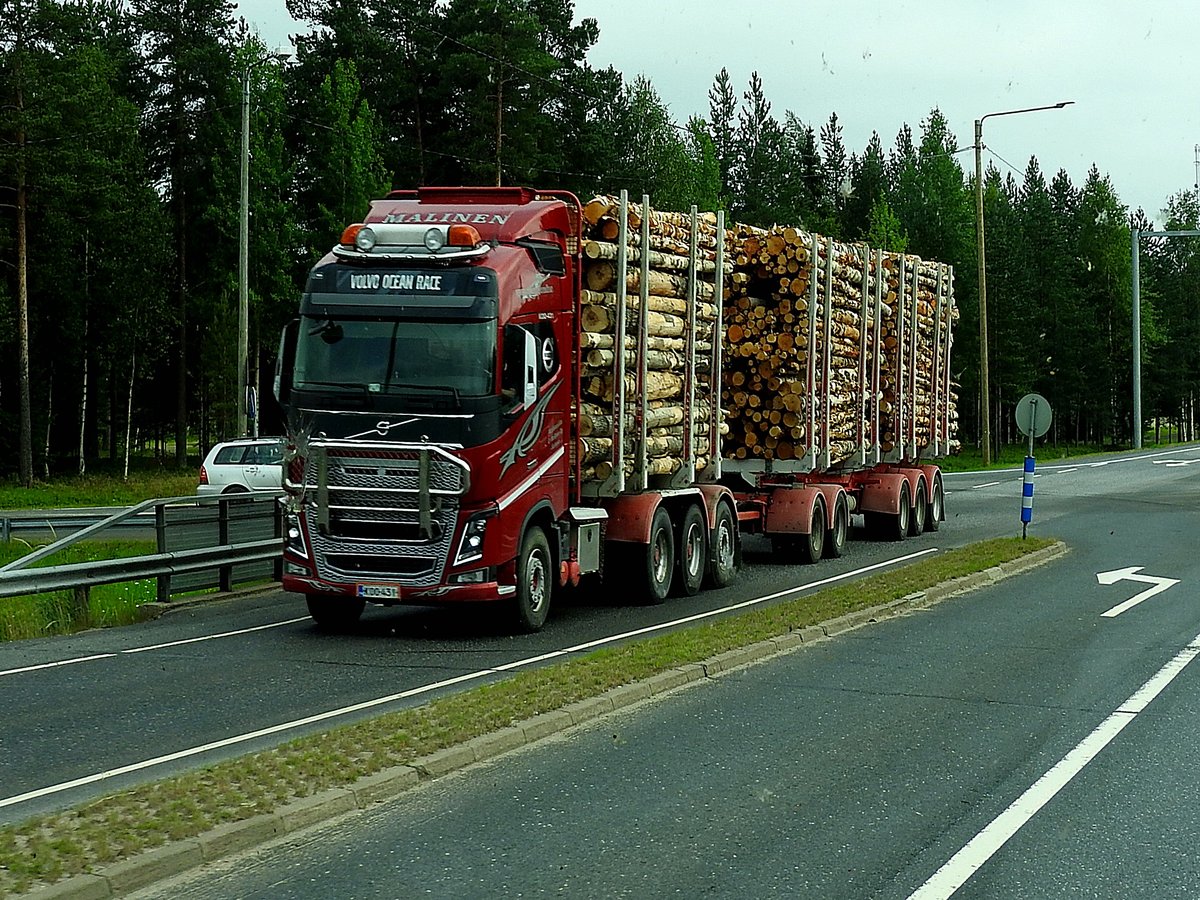 VOLVO Holztransport auf Finnischischen Straßen bei KEMI; 160725