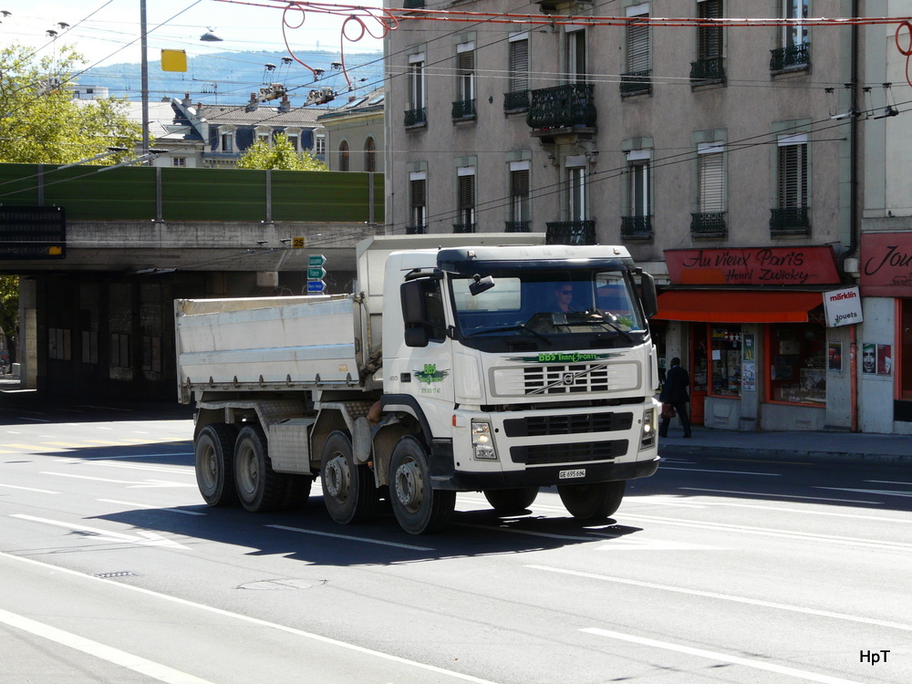 Volvo Kipper unterwegs in der Stadt Genf am 09.09.2013
