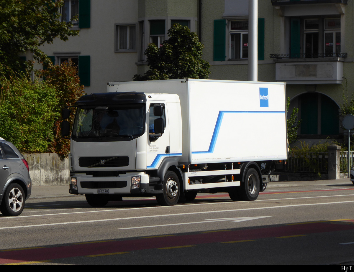 Volvo mit Kastenaufbau unterwegs in der Stadt Solothurn am 22.09.2020