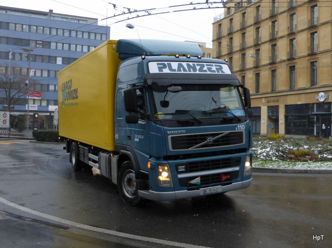 Volvo mit Pritschenaufbau unterwegs in der Stadt Biel am 30.01.2015