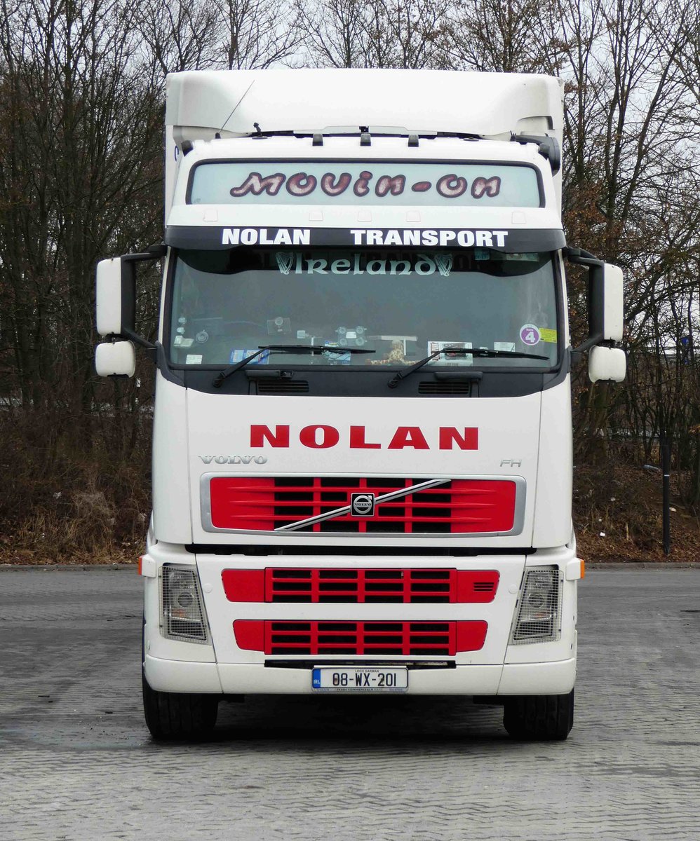 =Volvo von  NolanTransport  steht im Februar 2017 am Rasthof Fulda-Nord