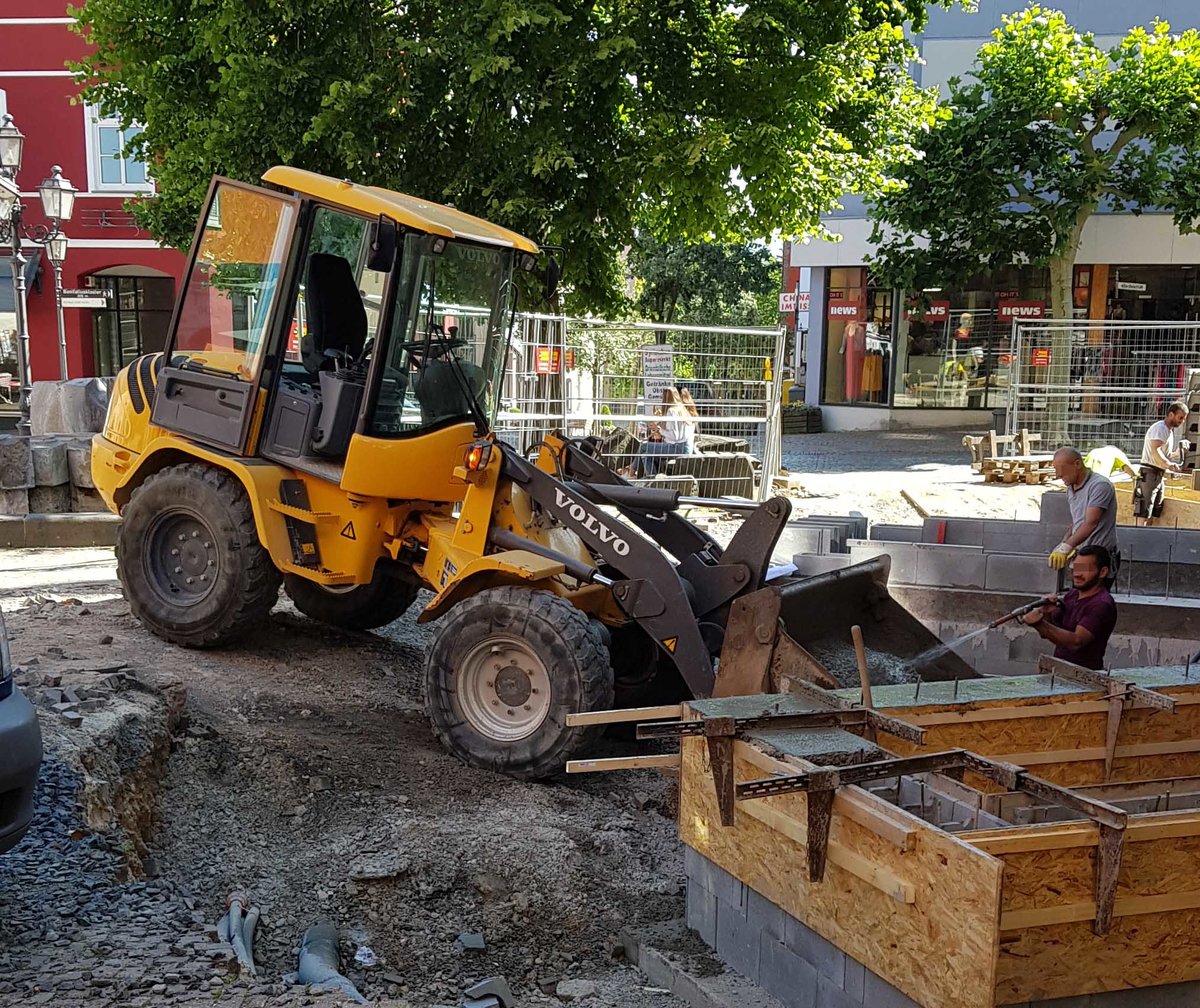 =Volvo-Radlader eingesetzt beim Rathausumbau in Hünfeld, Juli 2019