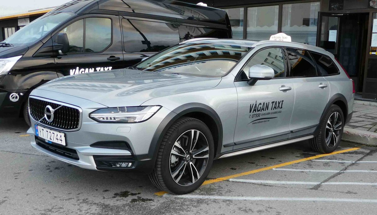 =Volvo V 90 von VAGAN-TAXI steht im Hafengebiet von Svolver im August 2017