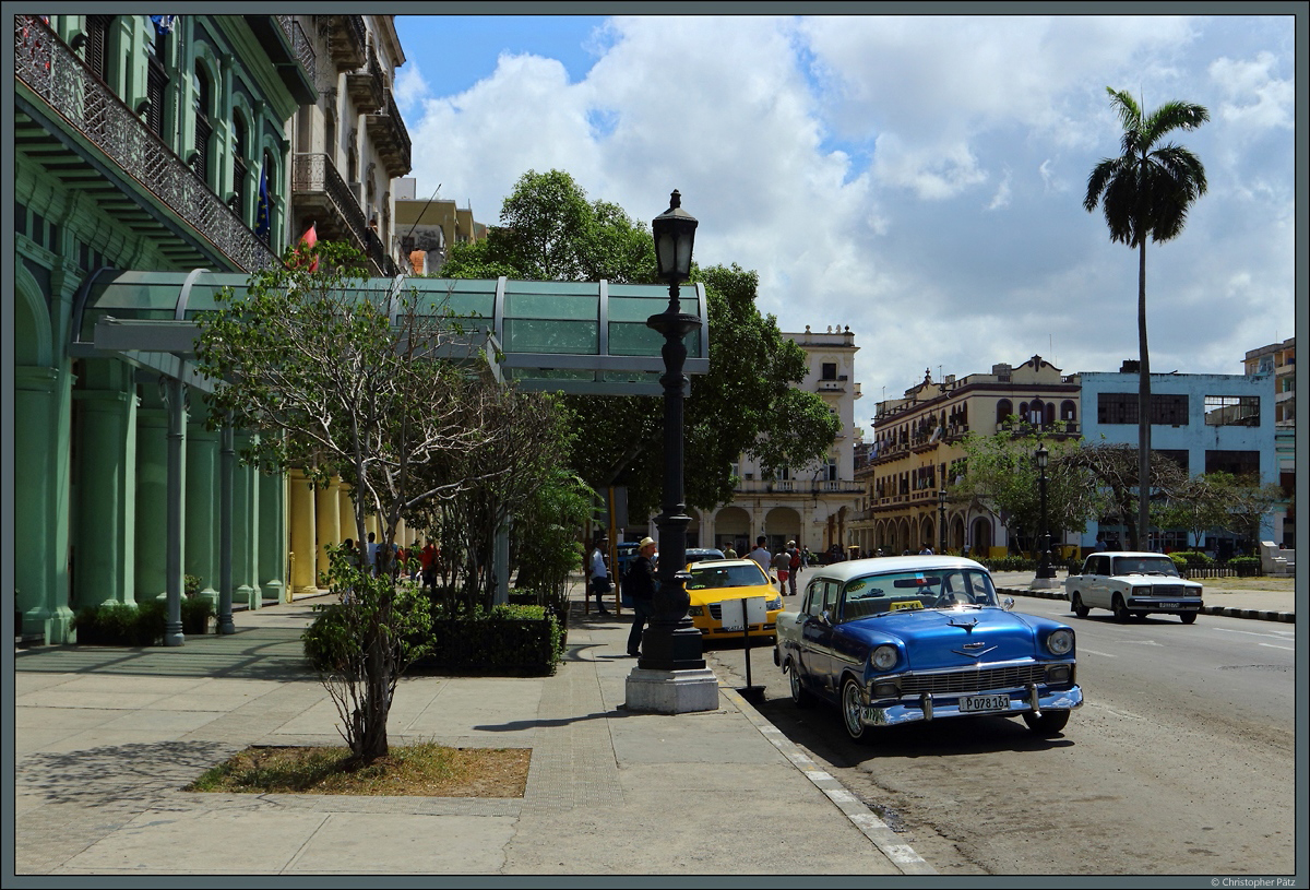 Vor einem Hotel in der Altstadt von Havanna wartet ein Chevrolet Bel Air. (18.03.2017)