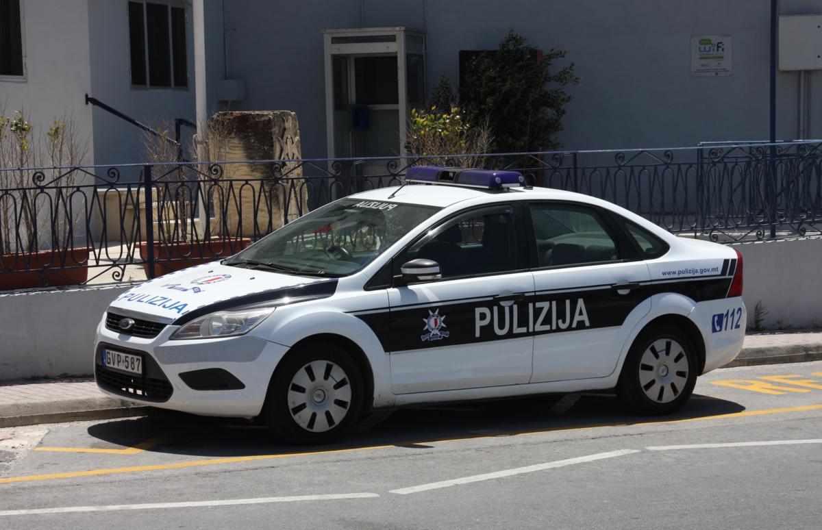 Vor der Polizeistation in Bugibba stand am 14.5.2014 dieser Ford Streifenwagen der
maltesischen  PULIZIJA . Das Fahrzeug hat an den Seiten noch die alte schwarze Lackierung. 