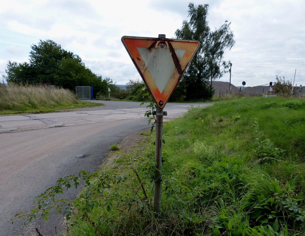  Vorfahrt gewähren -Schild noch aus DDR-Zeiten im Dornröschenschlaf gesehen zwischen Bielen und Sundhausen (bei Nordhausen) 21.09.2013