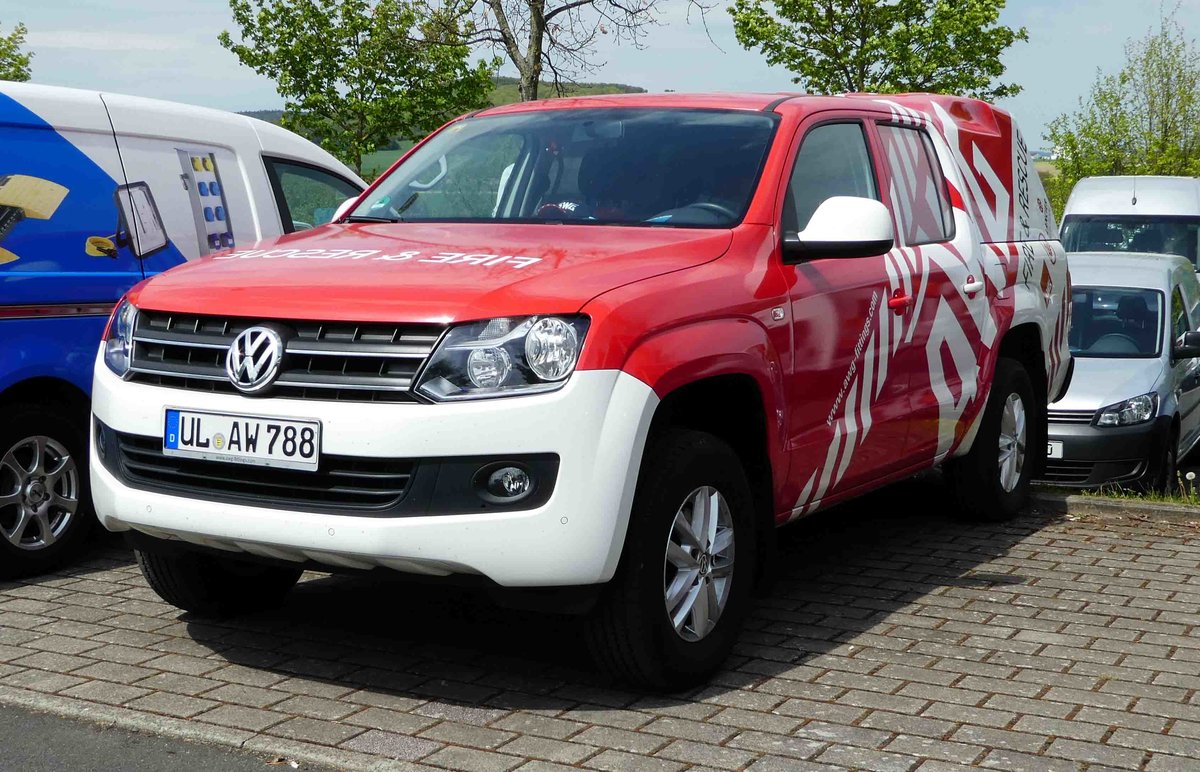 =VW Amarok vom  fire & rescue  steht auf dem Parkplatz der RettMobil 2017 in Fulda, Mai 2017