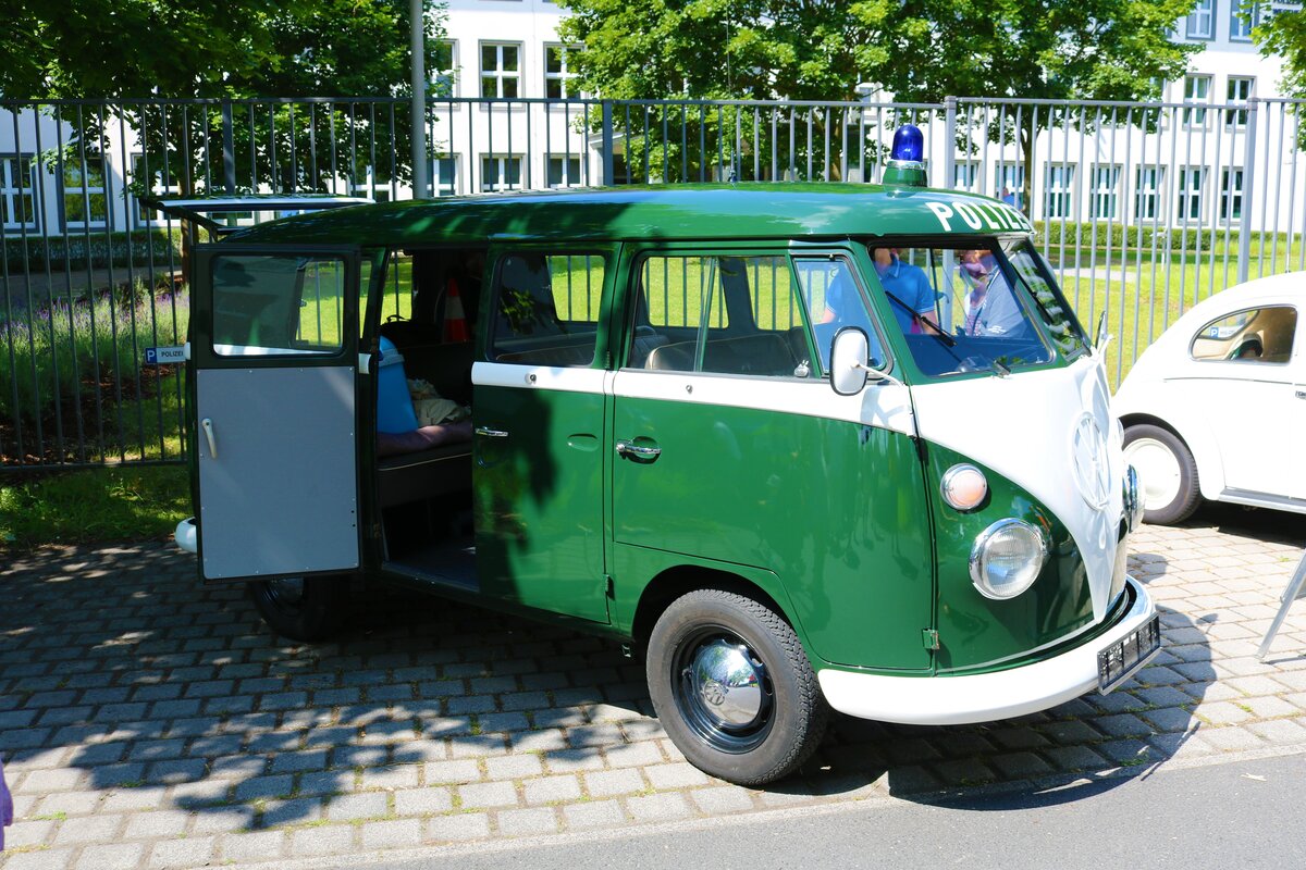 VW Bulli am 11.06.22 in Wiesbaden beim der offenen Tür der Polizei
