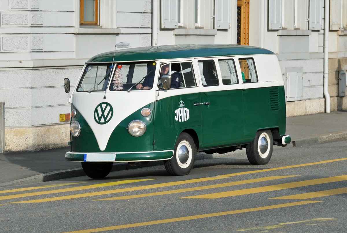 VW Bus aus den 60er Jahren am Wettsteinplatz in Basel. Die Aufnahme stammt vom 08.03.2015.