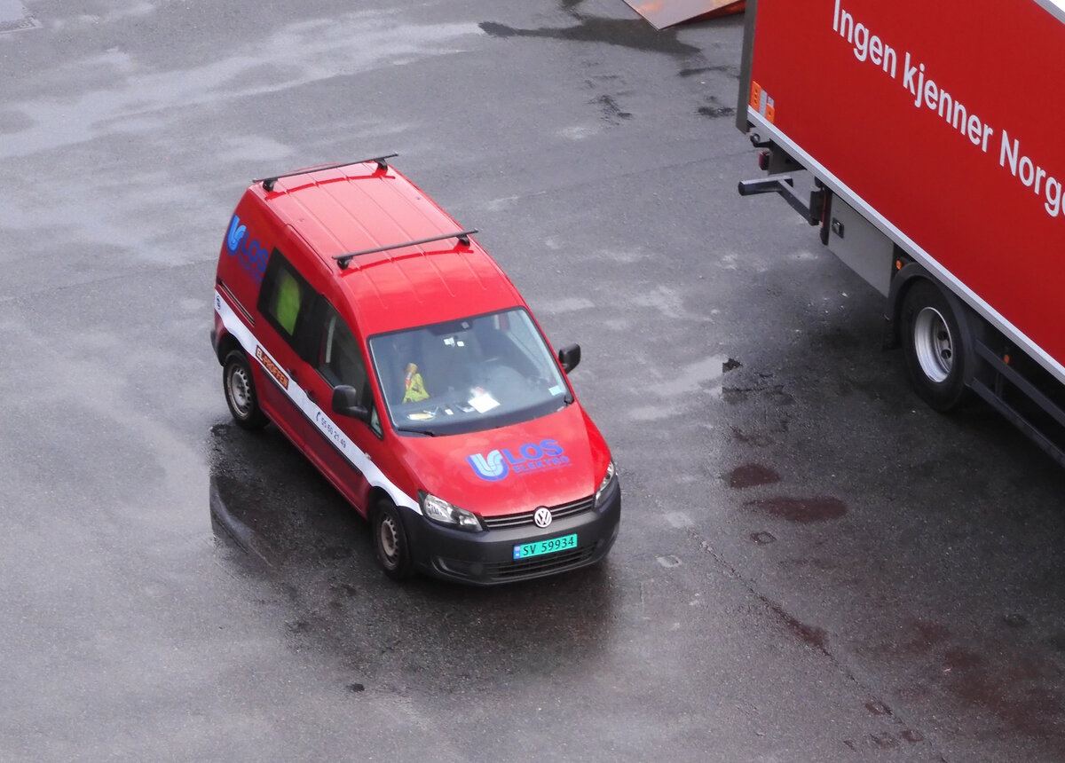 VW Caddy als Firmenwagen im Hafen von Bergen (NO) am 23.09.23