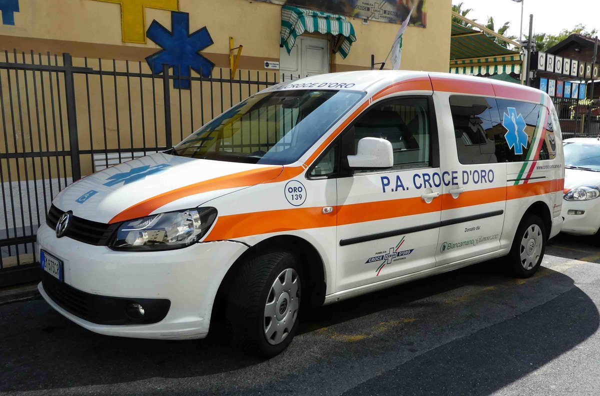 =VW Caddy eines privaten Rettungsdienstes steht im September 2017 in San Bartolomeo/I