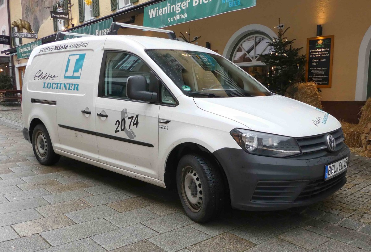 =VW Caddy von Elektro-LOCHNER steht in Berchtesgaden im Dezember 2018
