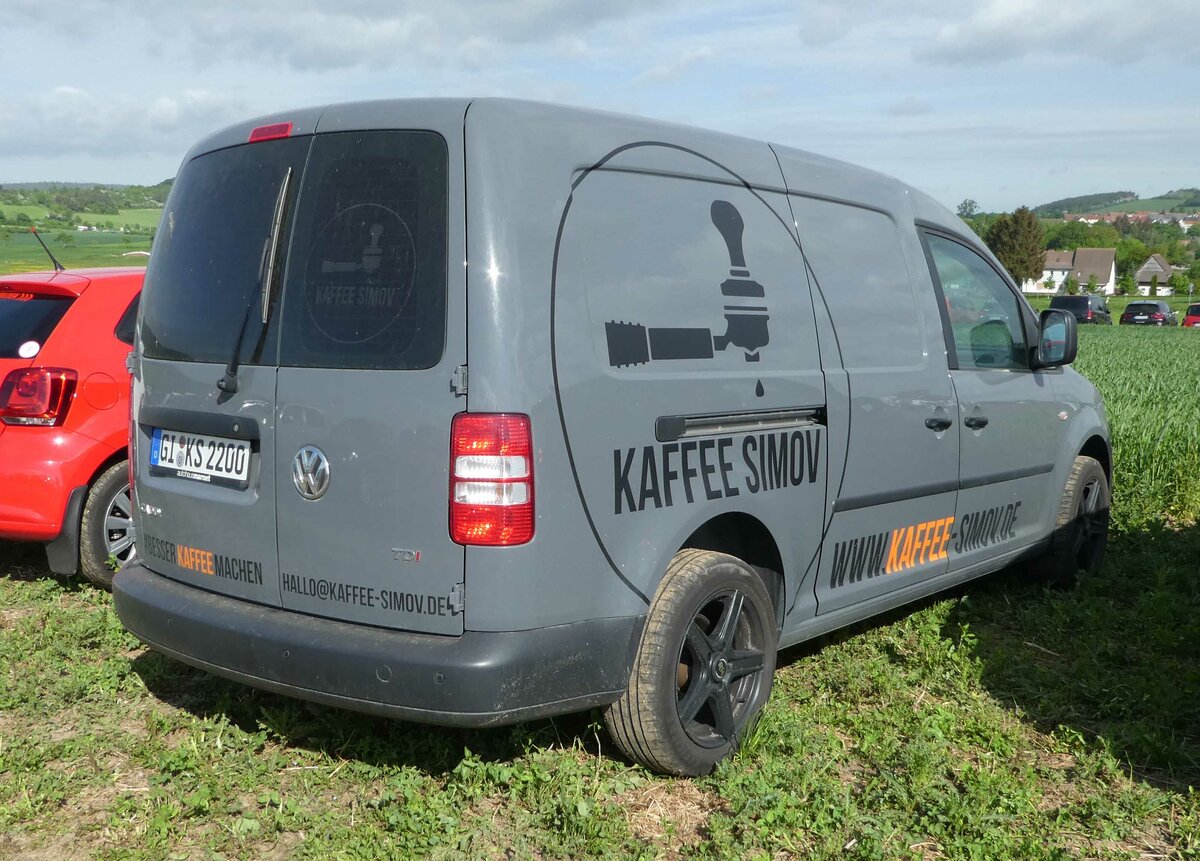 =VW Caddy von KAFFEE SIMOV, gesehen auf dem Parkplatz der RettMobil im Mai 2022