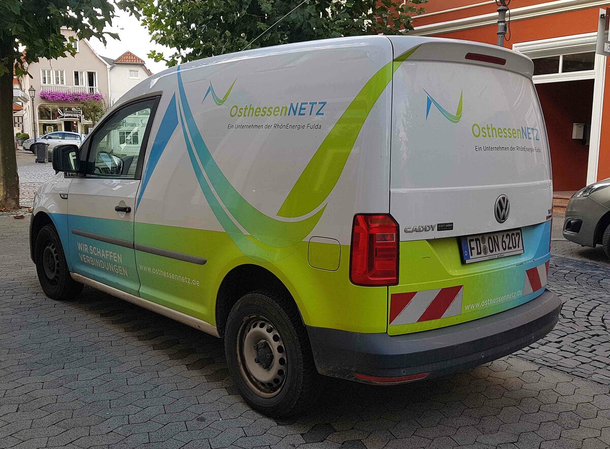 =VW Caddy von OSTHESSENNETZ steht im September 2023 in Hünfeld